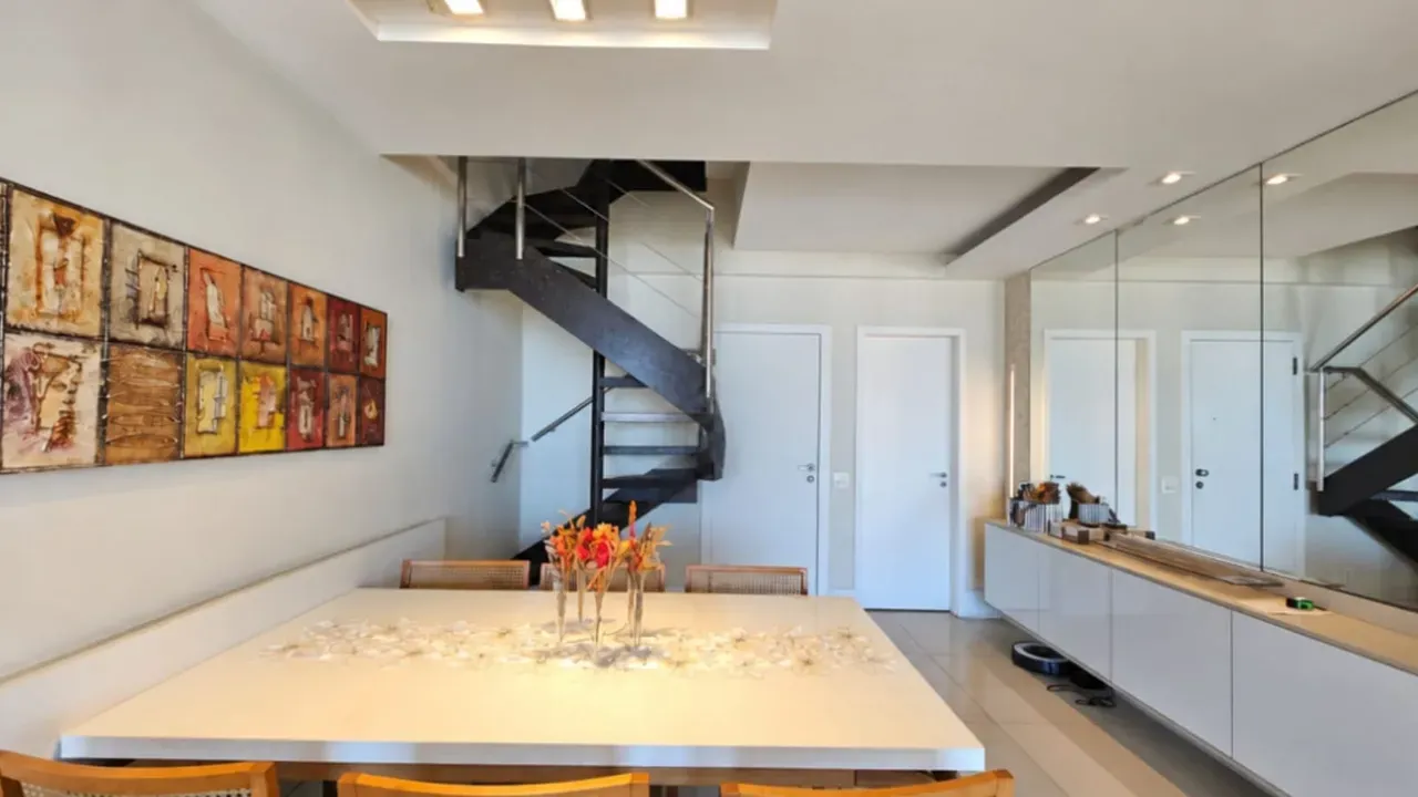 Balcony with a grill in a 3-bedroom apartment, 250 m² — photo 15