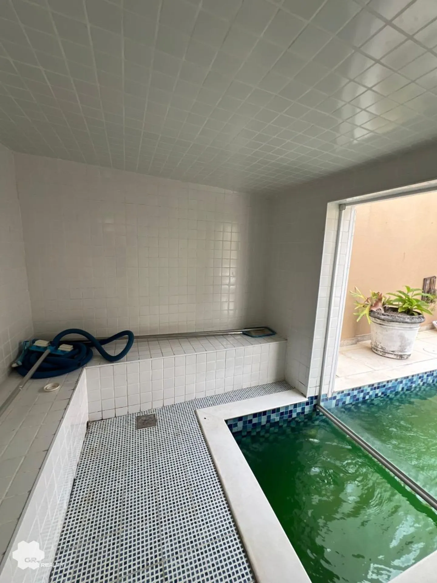 House with 6 en-suite bedrooms and 468 m² of space — photo 31