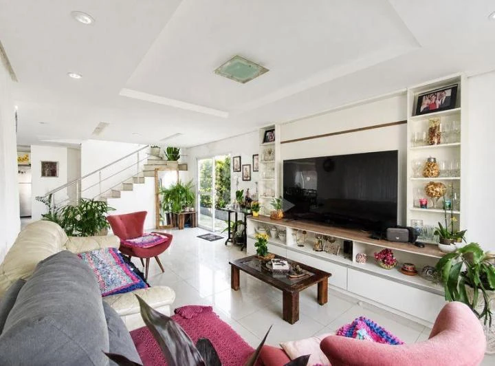Furnished home with 4 bedrooms and open-plan kitchen — photo 2