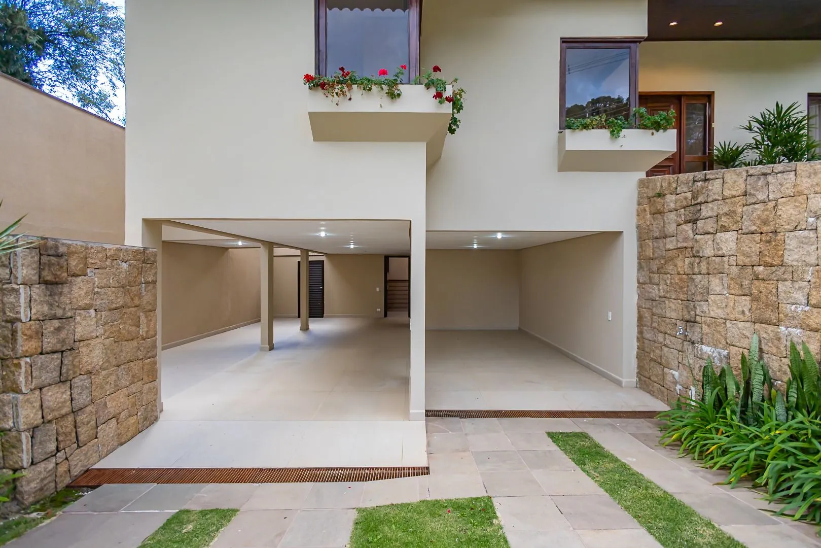 Rental house with 4 bedrooms and 5 bathrooms across 550 m² — photo 4