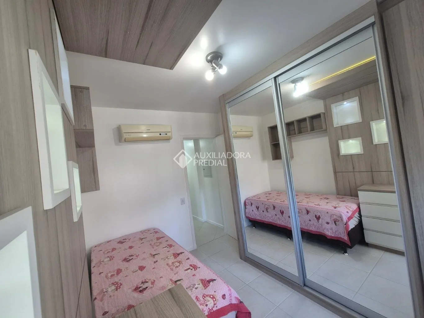 Furnished apartment with 3 bedrooms and 137 m² — photo 45