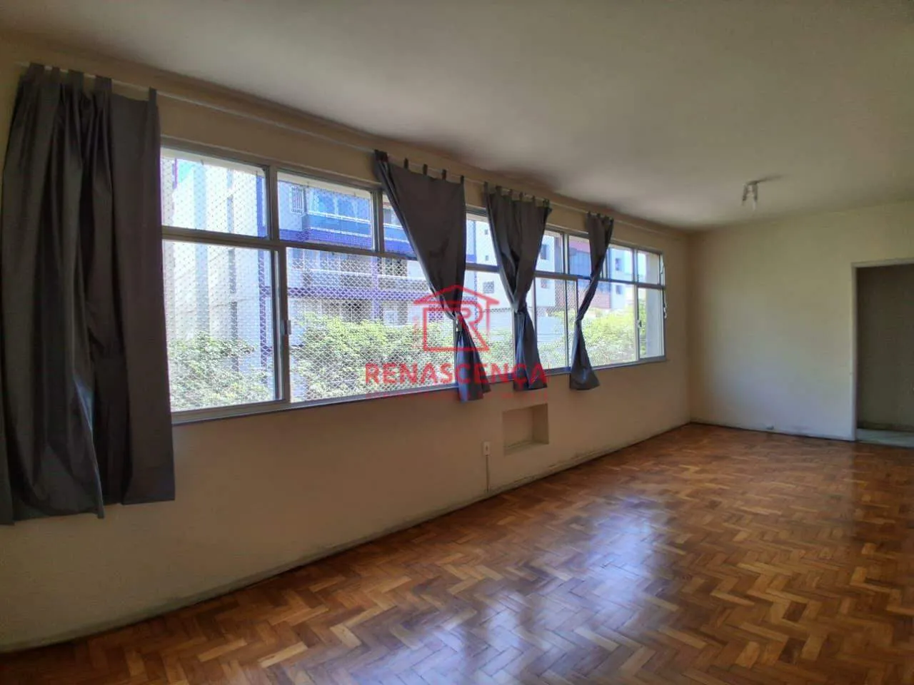 Walk-in closet in a 3-bedroom apartment, 130 m² — photo 6