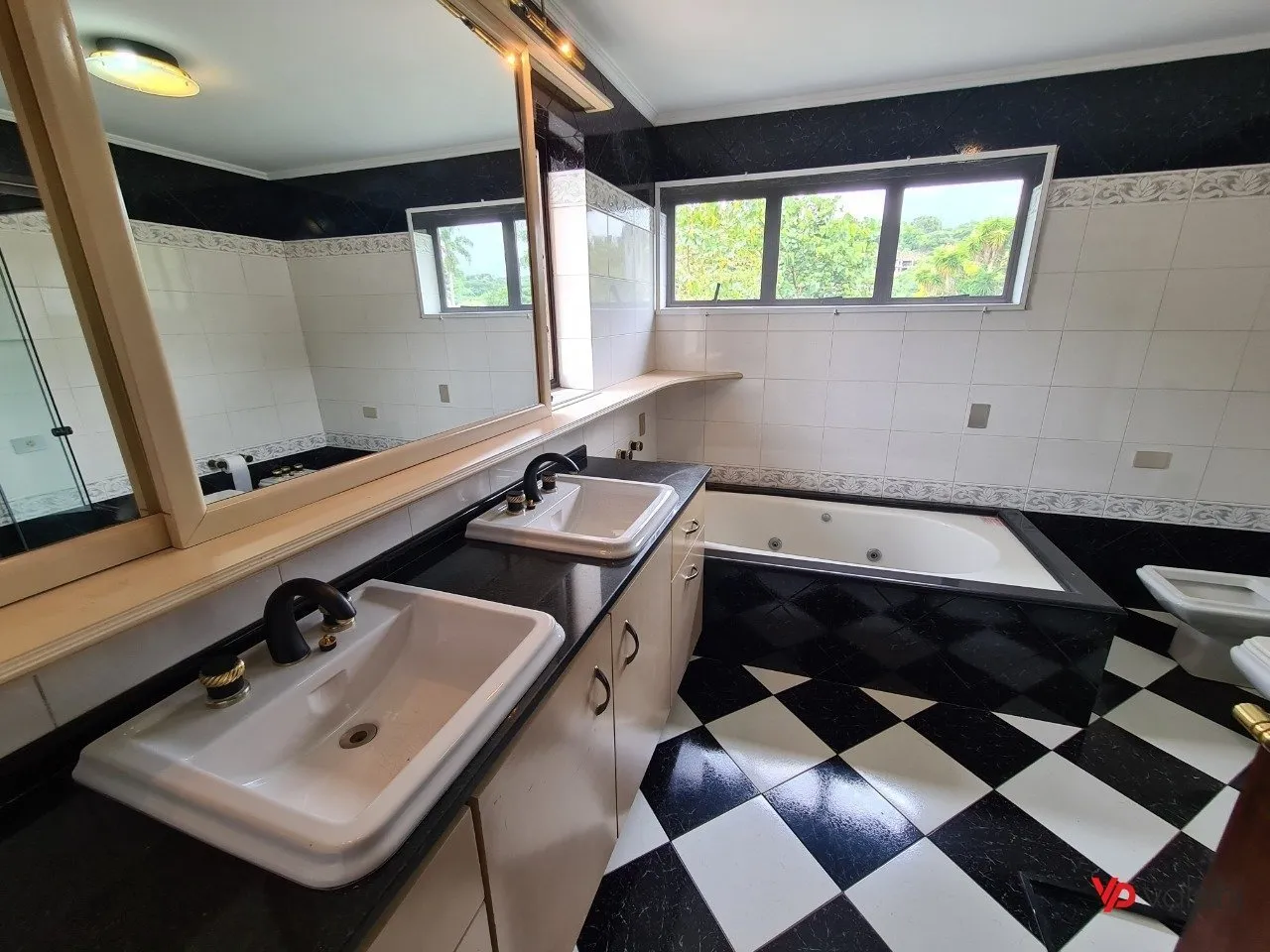 Condo house with 3 en-suite bedrooms and private garden — photo 27