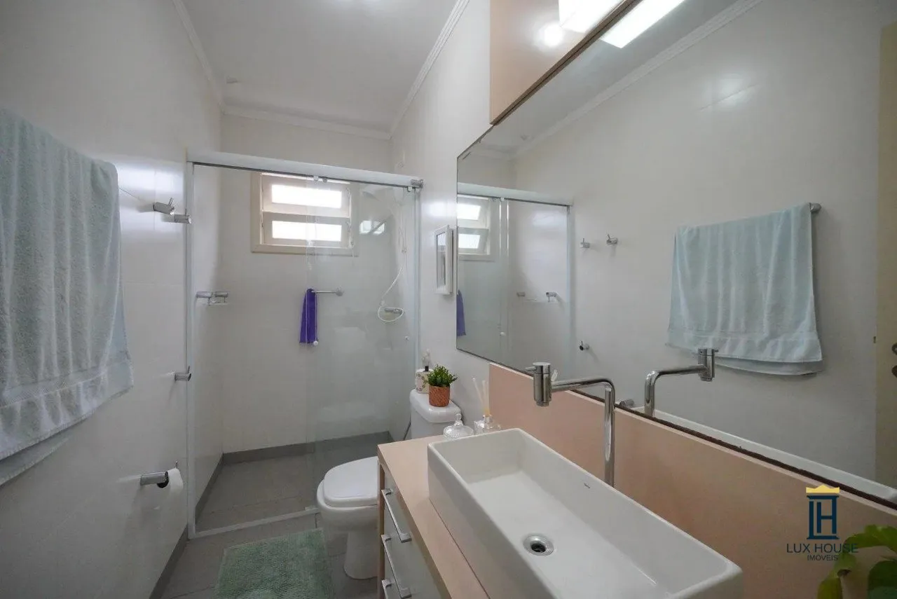 Casa de 3 dormitorios con ventanales de piso a techo — photo 23