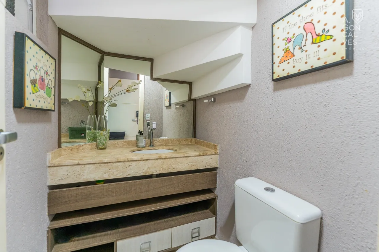 House with 3 bedrooms and a closed kitchen with gas stove — photo 19