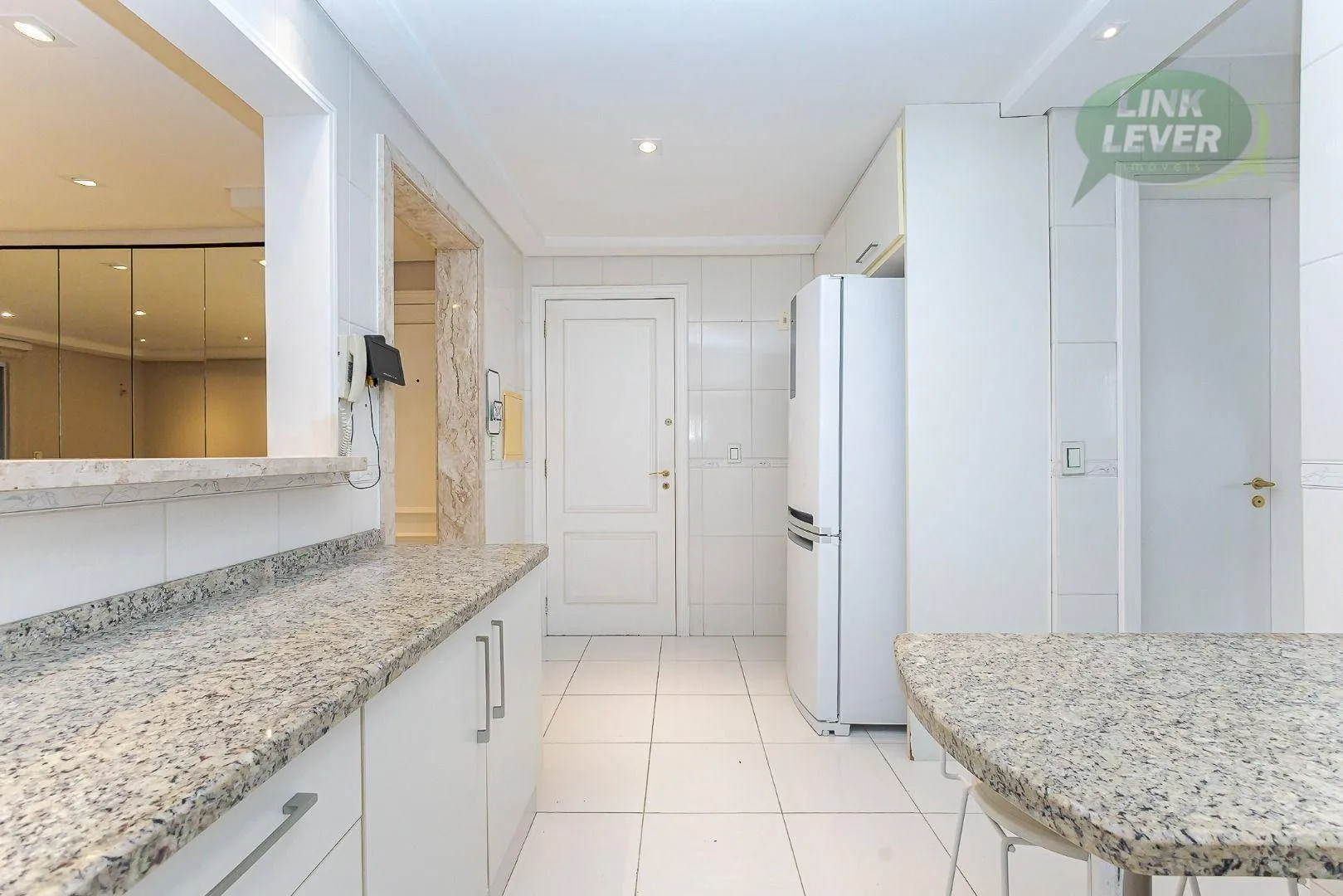 Apartment with 3 bedrooms, balcony and 135 m² — photo 16