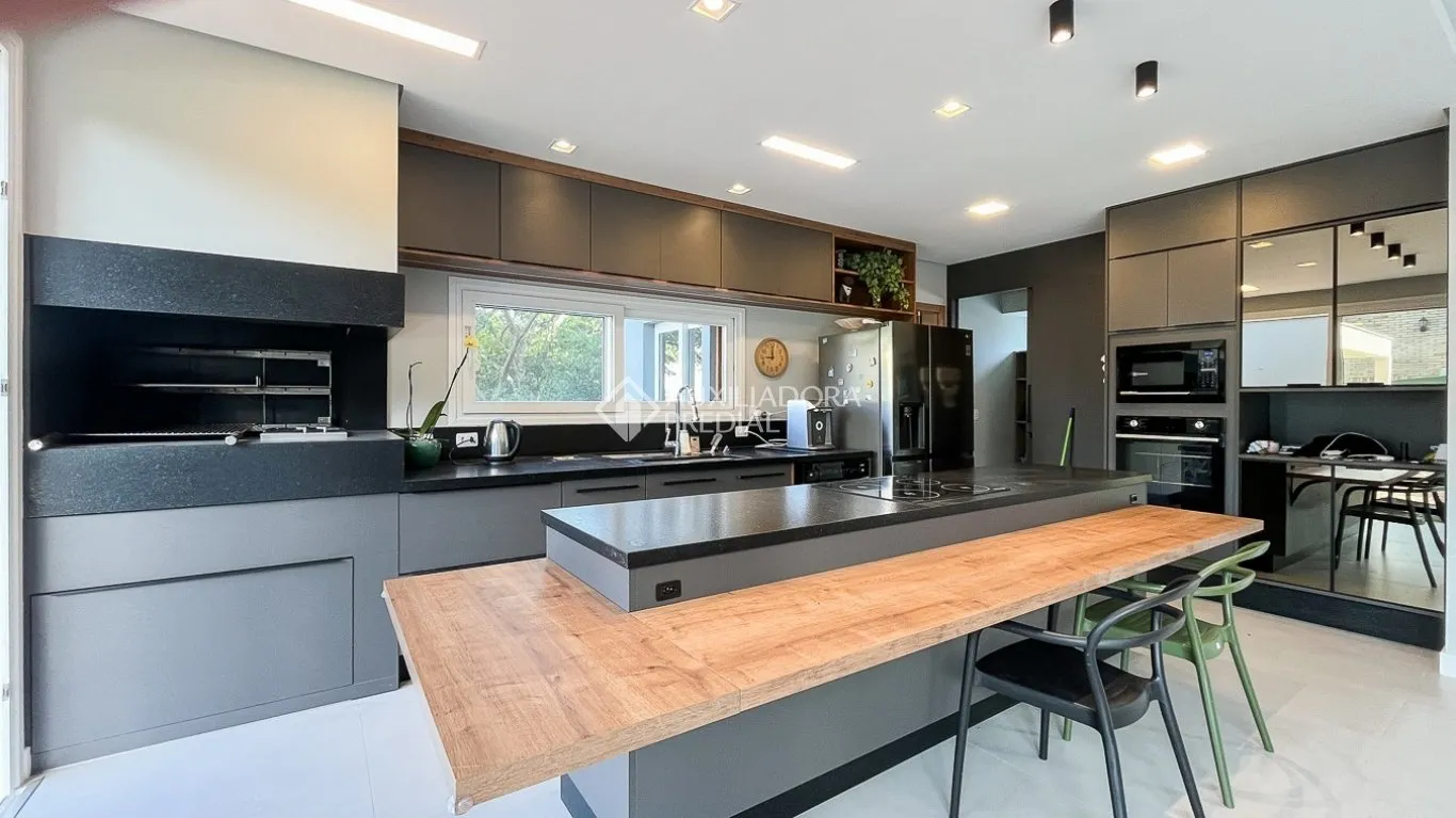 Furnished 431 m² house with 4 bedrooms and 6 bathrooms — photo 23