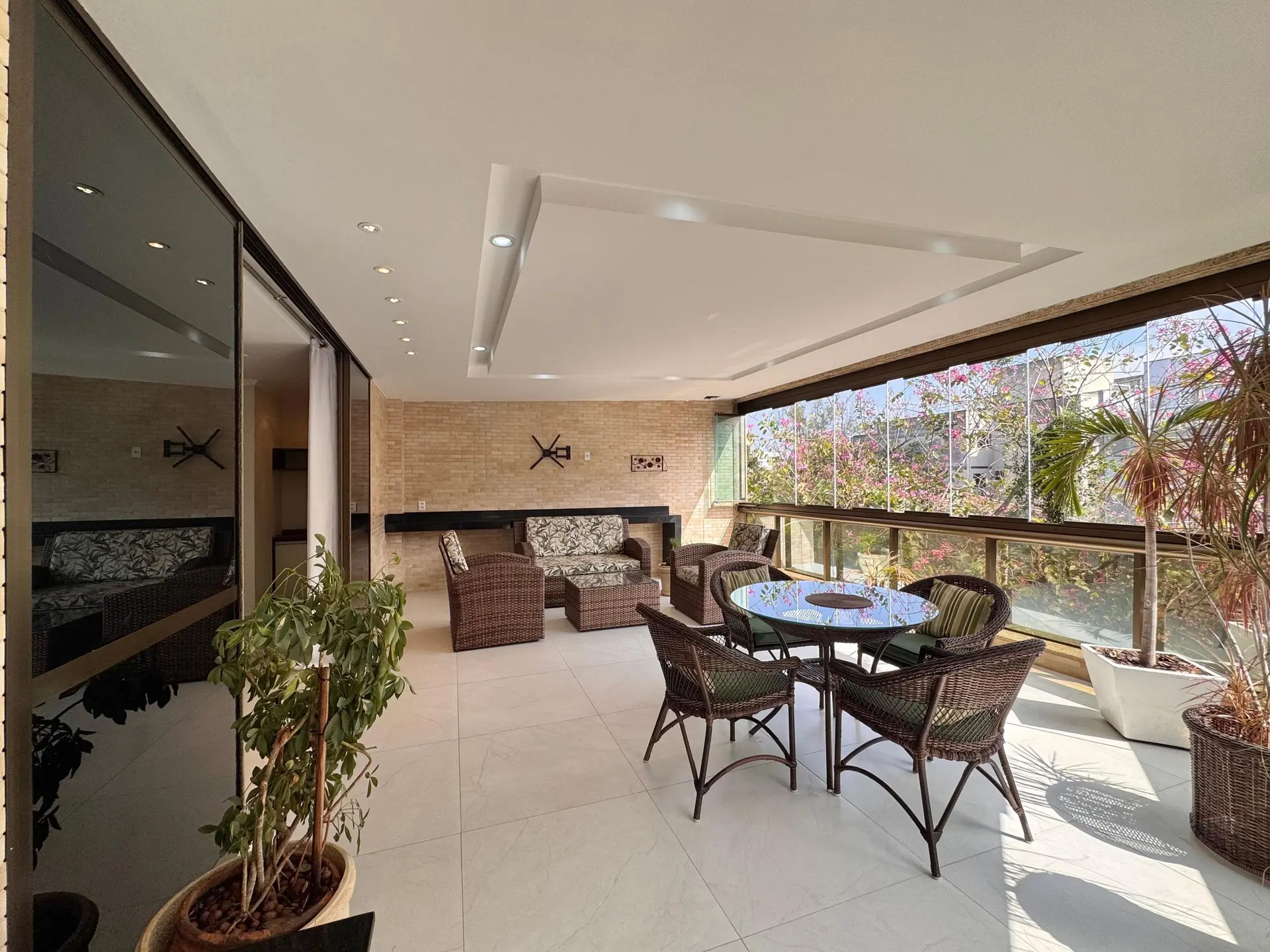 Unfurnished 3-bedroom apartment with a glassed balcony — photo 3