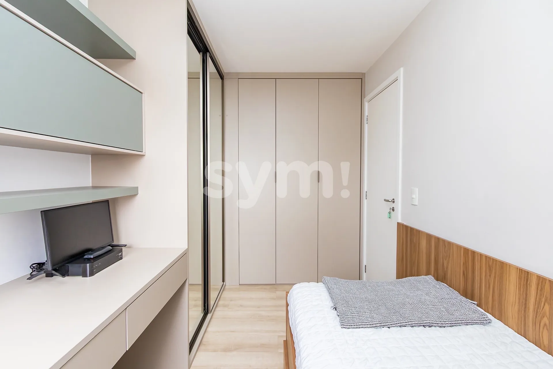 Furnished 2-bedroom apartment with a balcony grill — photo 14