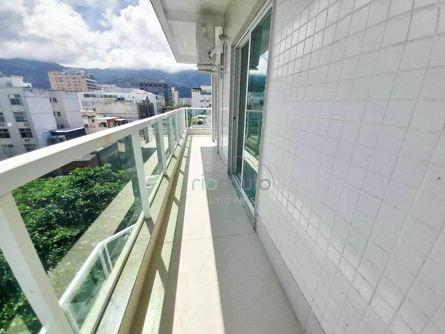 Apartment with 4 bedrooms and a balcony — photo 46