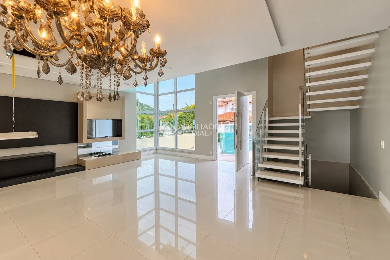 Bathtub in a 4-bedroom house, 280 m² — photo 9