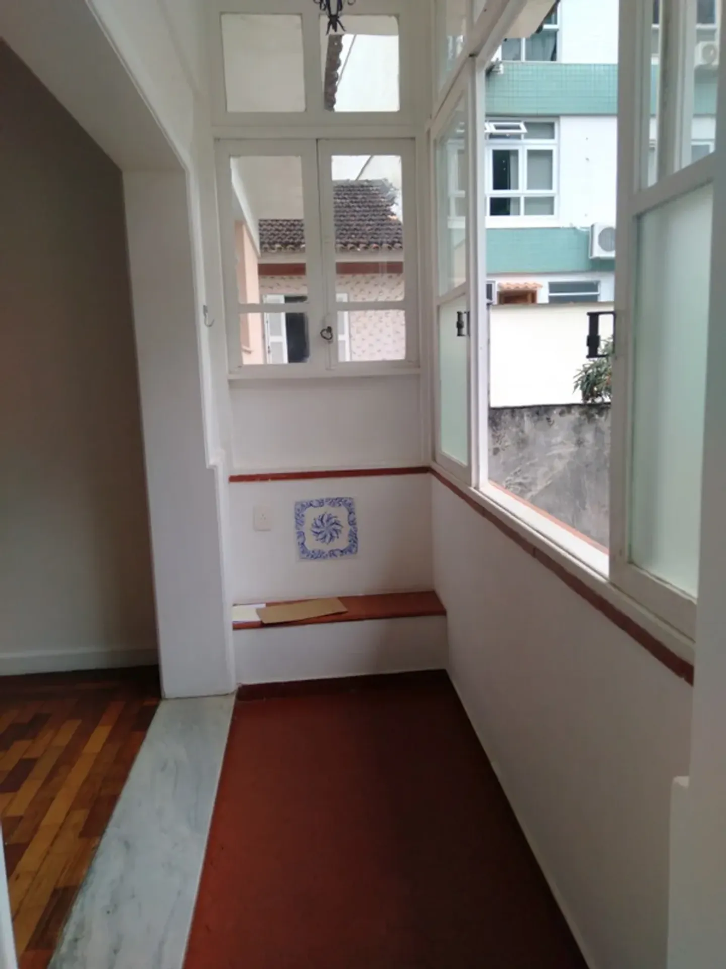 2-bedroom apartment with wood or laminate floors — photo 12