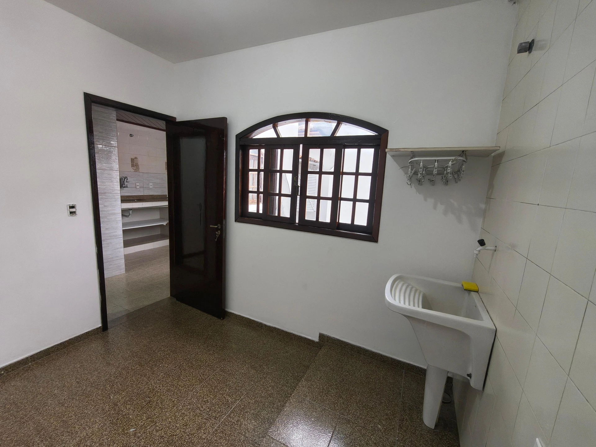 House with 3 bedrooms and an enclosed balcony — photo 32