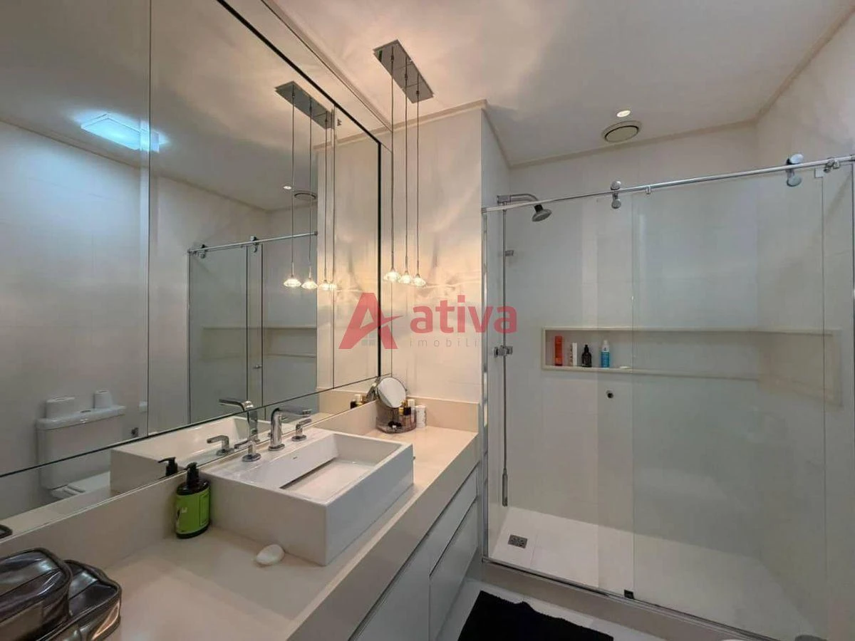 4-bedroom apartment with a glass-enclosed balcony — photo 28