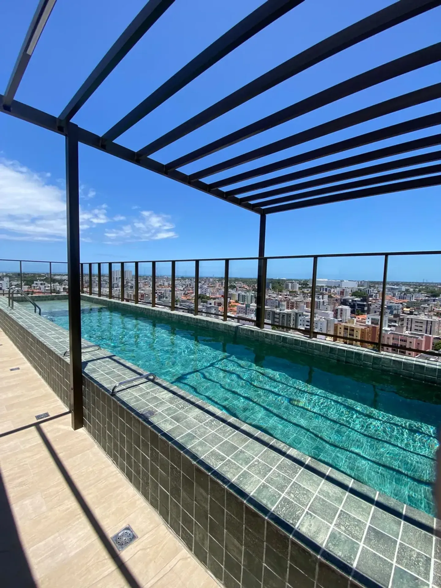 Balcony with a grill in a 2-bedroom apartment, 62 m² — photo 10