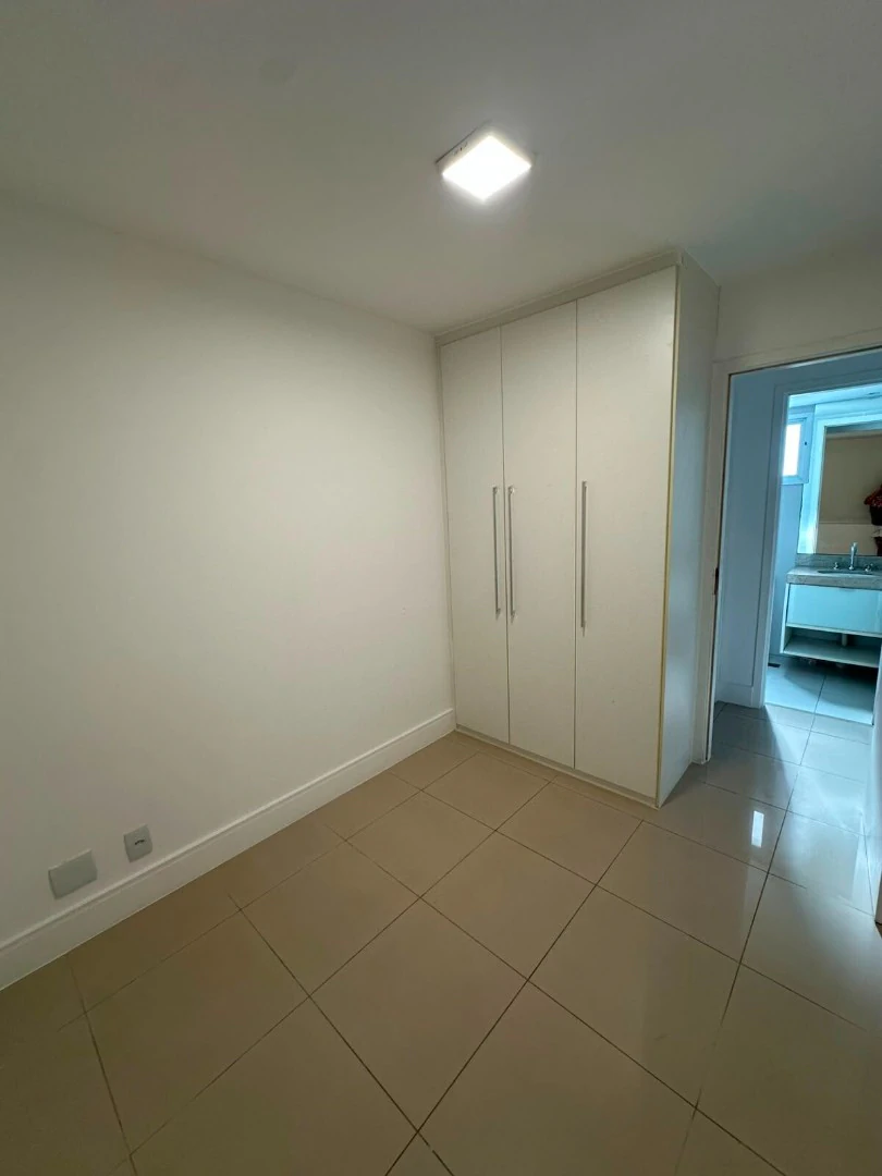 4-bedroom apartment with a balcony, 900 m² total area — photo 13