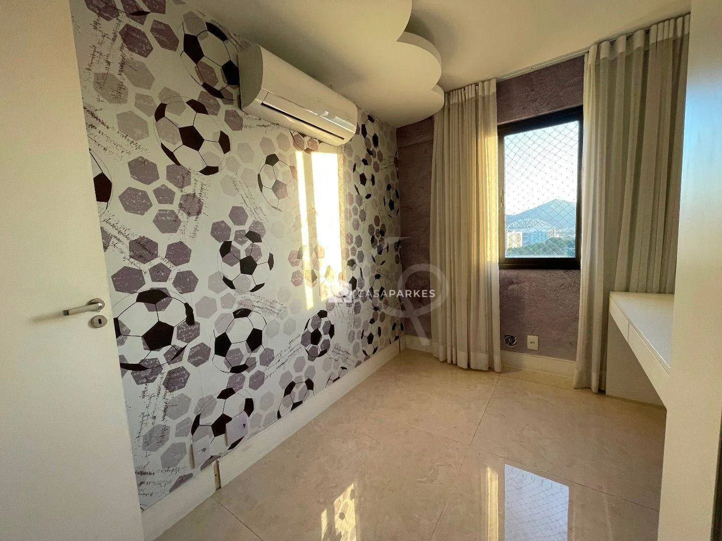 Balcony with a grill in a 3-bedroom apartment, 120 m² — photo 56