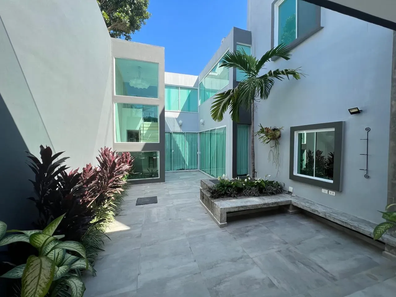 Furnished house with 6 suites, 8 baths and 720 m² — photo 16