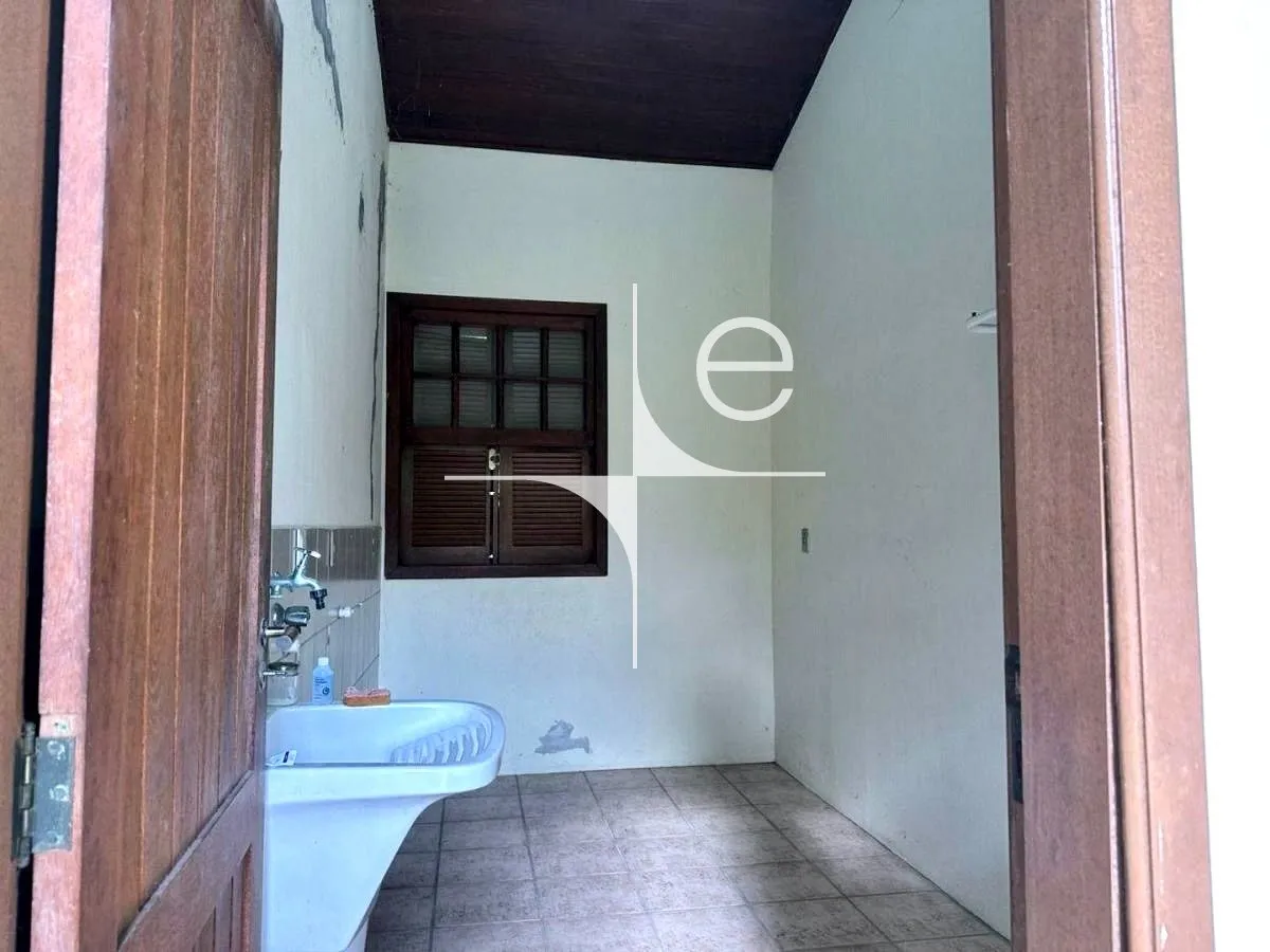 House with 3 bedrooms and 5 bathrooms, 481 m² — photo 20