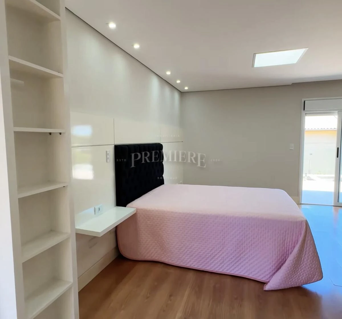 4-bedroom house with a glass-enclosed balcony in Curitiba — photo 16
