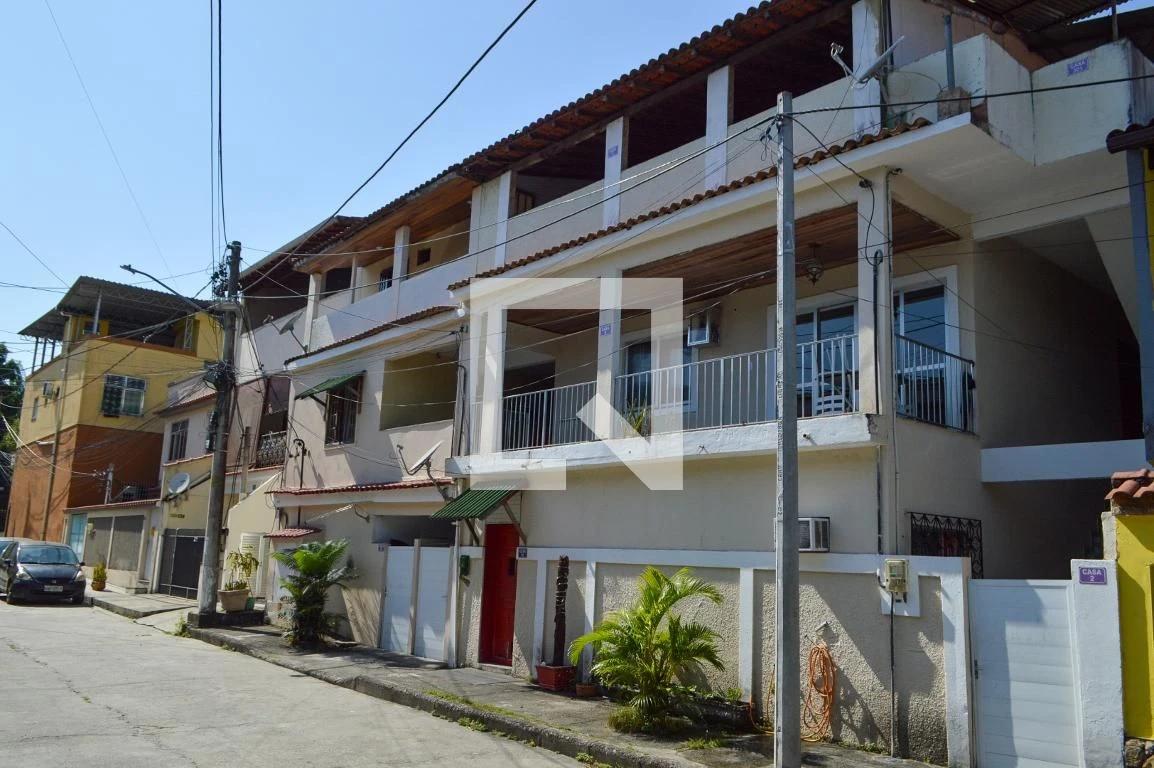 Condominium house with 2 bedrooms and a glass shower — photo 3