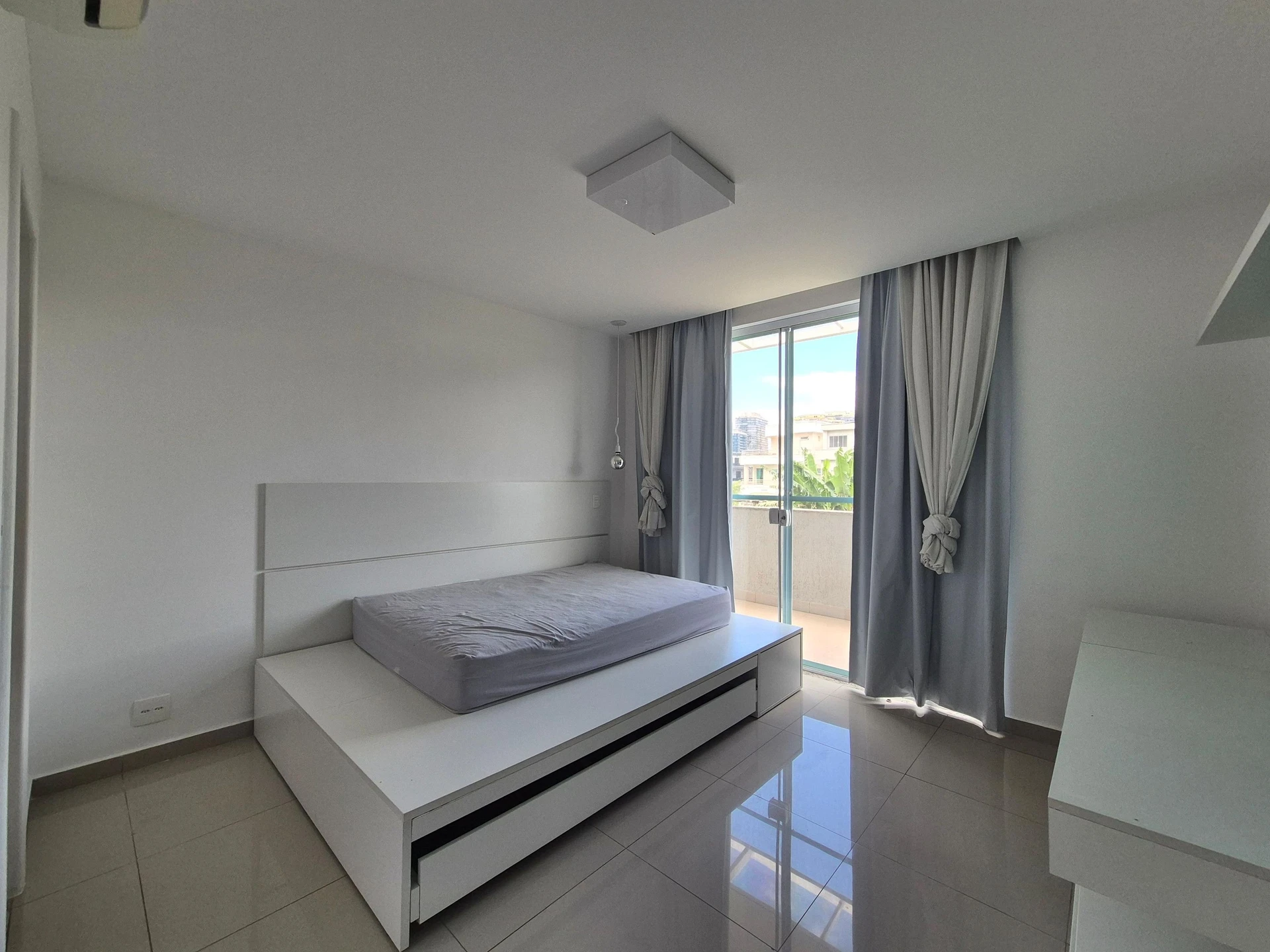 5-bedroom house with floor-to-ceiling windows — photo 10