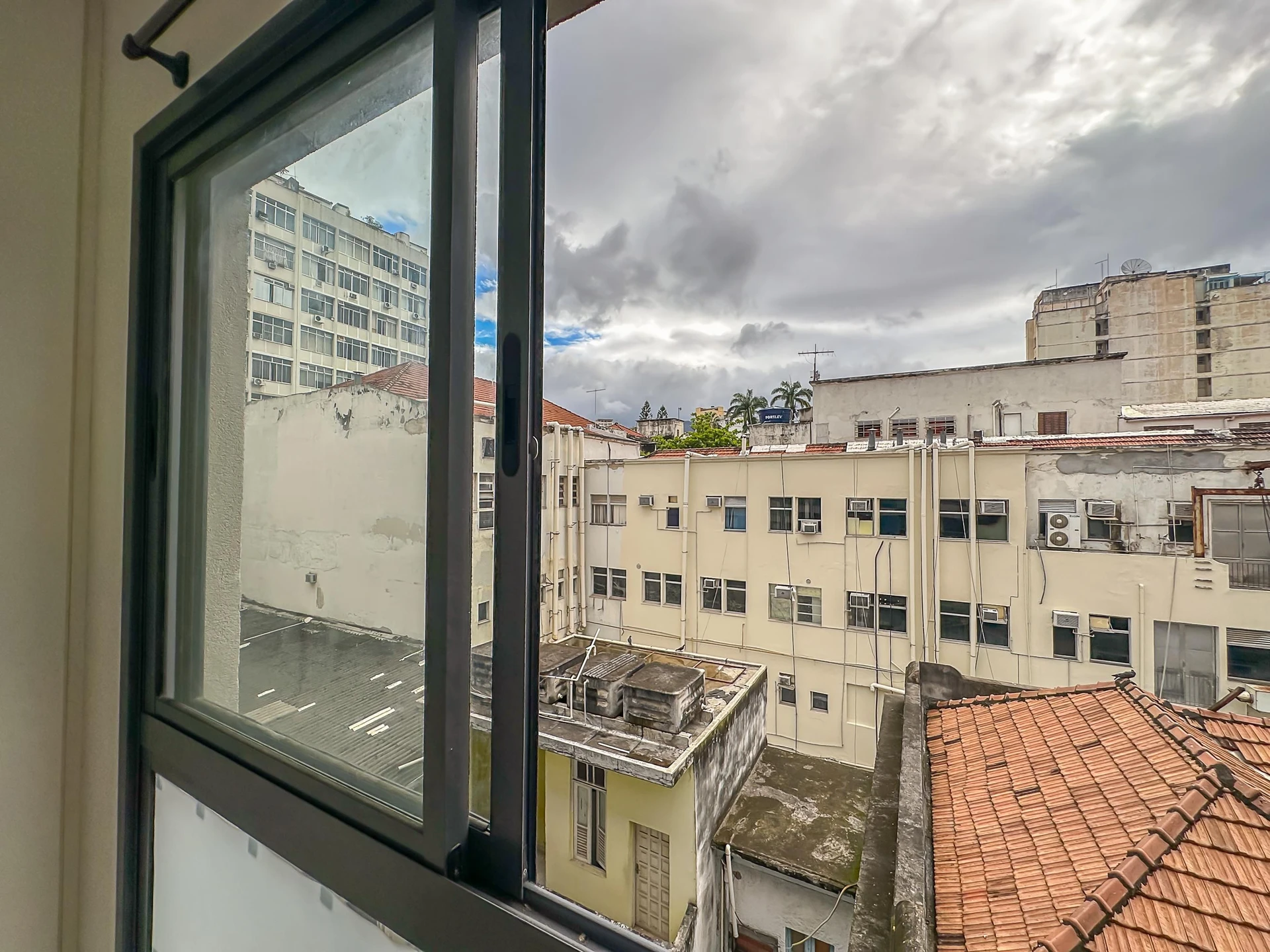 Furnished apartment, 42 m², with a glass-enclosed balcony — photo 6