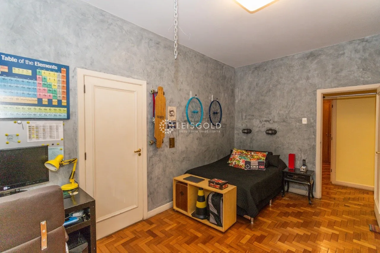 Home office in a 4-bedroom apartment, 220 m² — photo 8