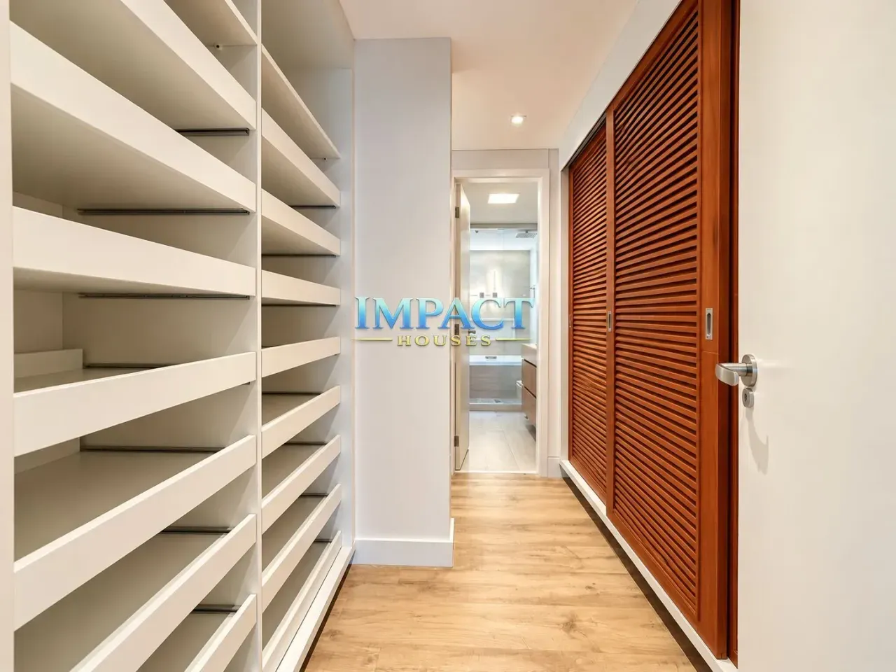 4-bedroom house with a walk-in closet — photo 14