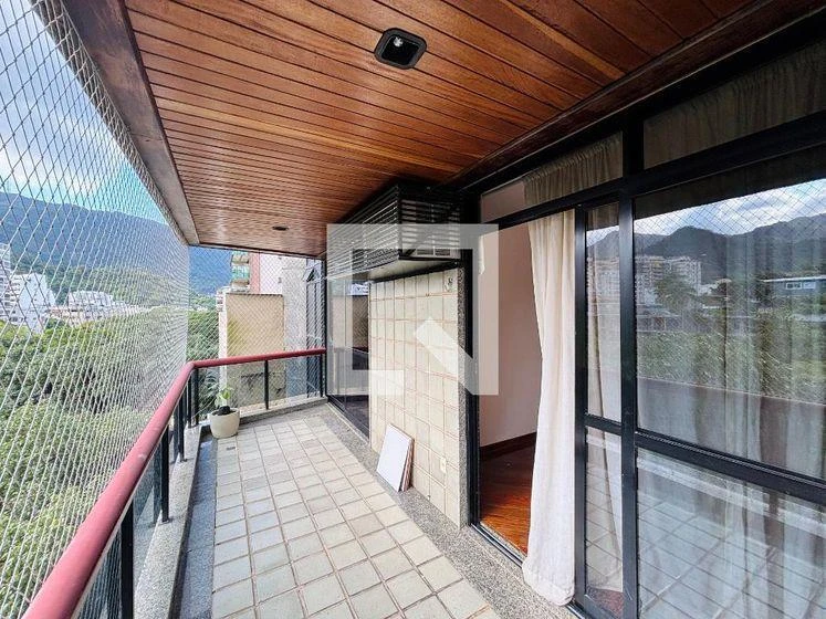 Apartment, 75 m², with a glass-enclosed balcony