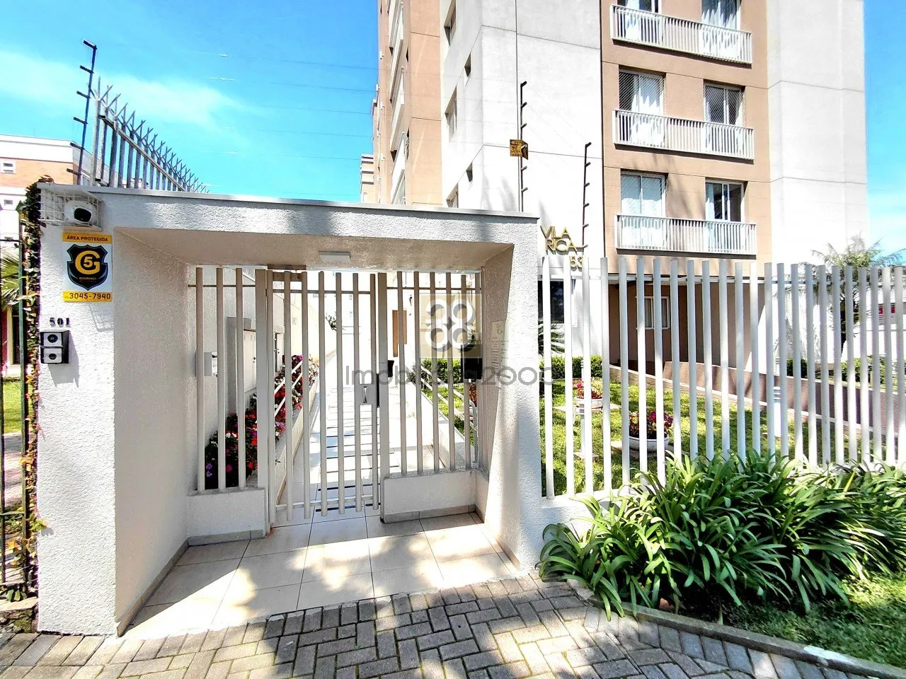 Balcony with a grill in a 2-bedroom apartment, 67 m² — photo 10