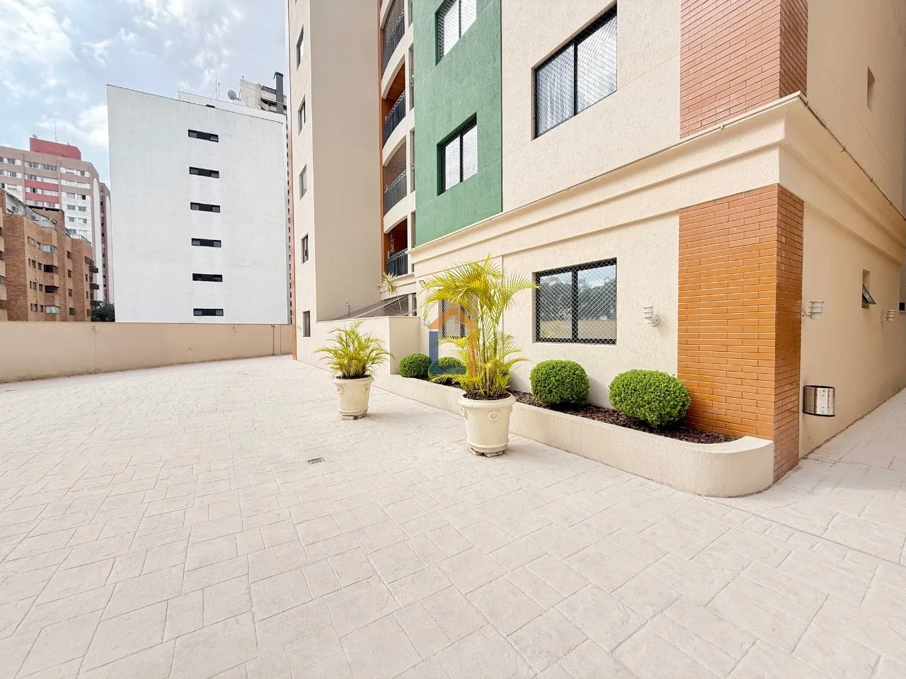 3-bedroom apartment with a washing machine in Curitiba — photo 15