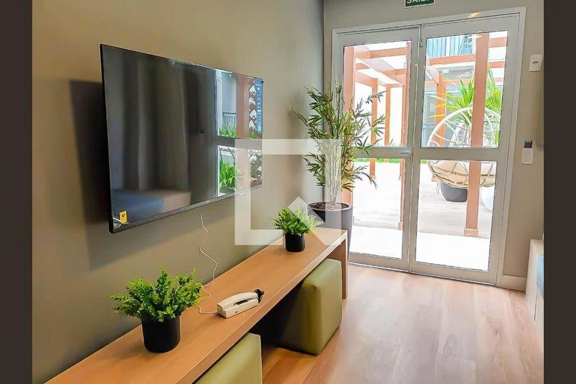 1-bedroom furnished apartment with built-in closets — photo 36