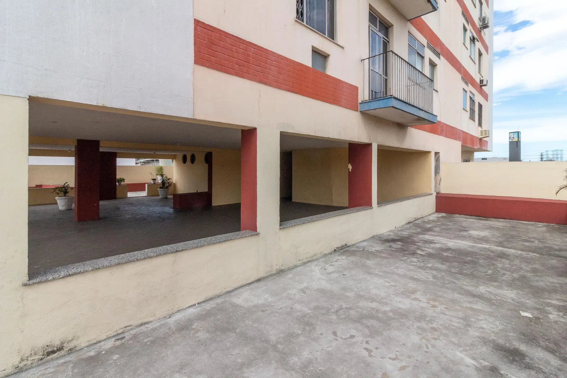 Furnished 3-bedroom apartment with balcony — photo 23