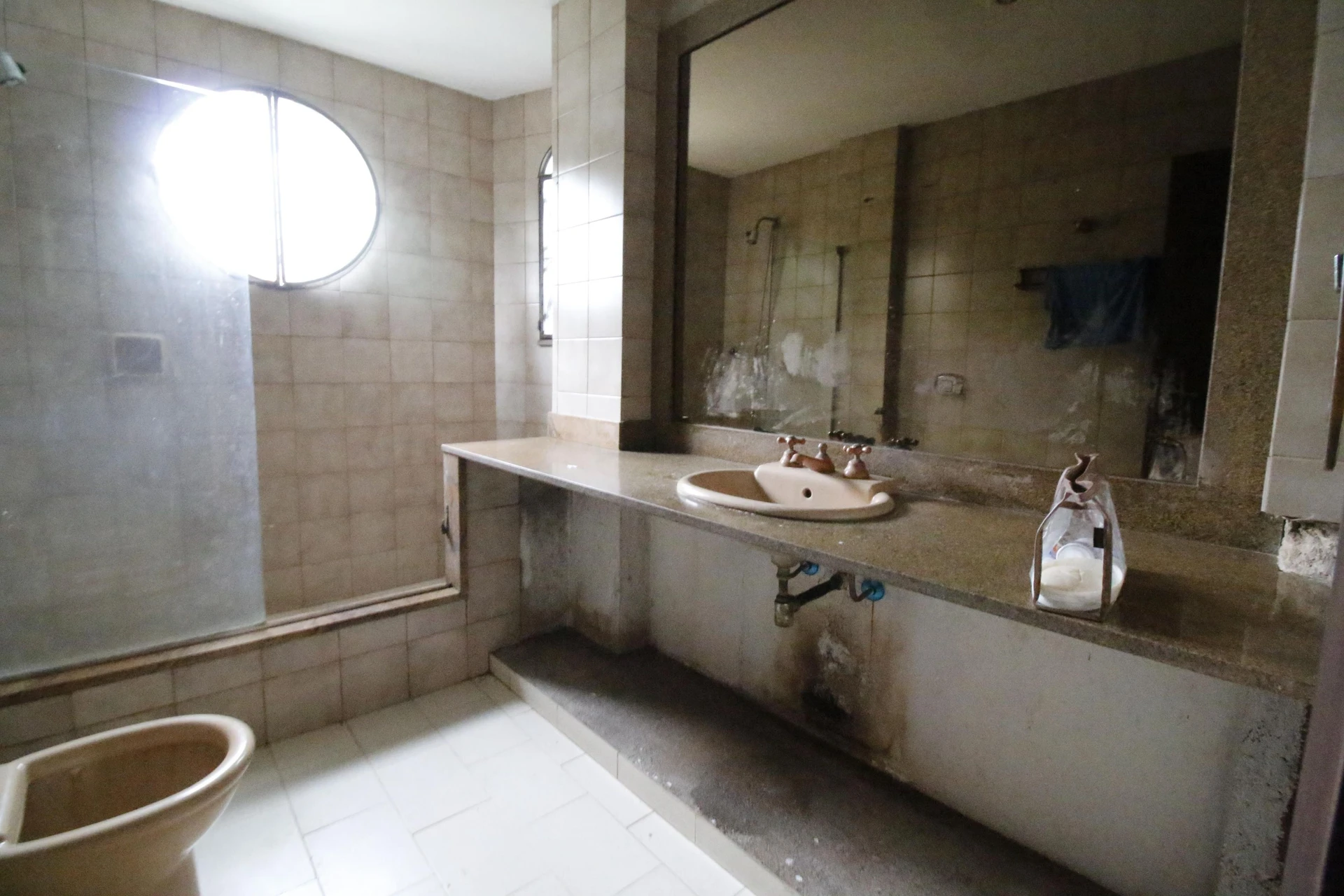 500 m² house with floor-to-ceiling windows and a bathtub — photo 41