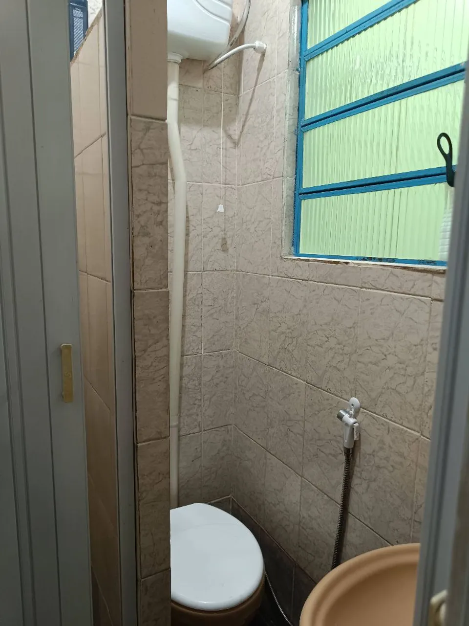 Unfurnished studio with a gas stove and laundry area — photo 6