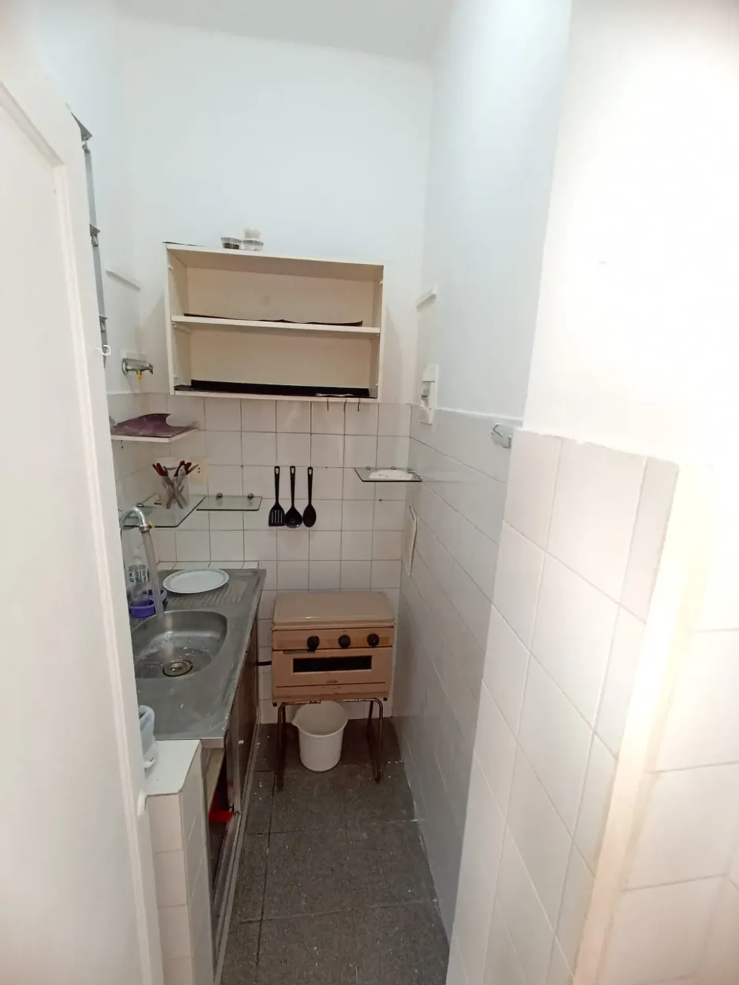 Apartamento com armários embutidos e chuveiro elétrico