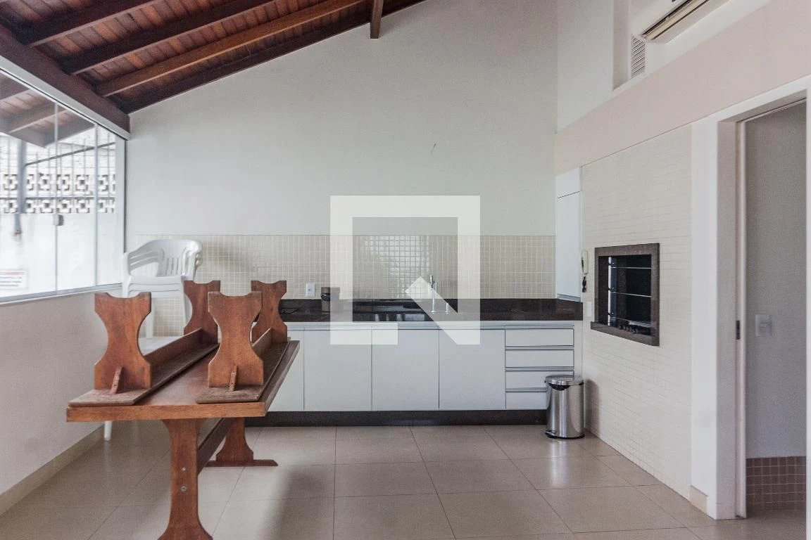 Furnished apartment, 77 m², with a glass-enclosed balcony — photo 10