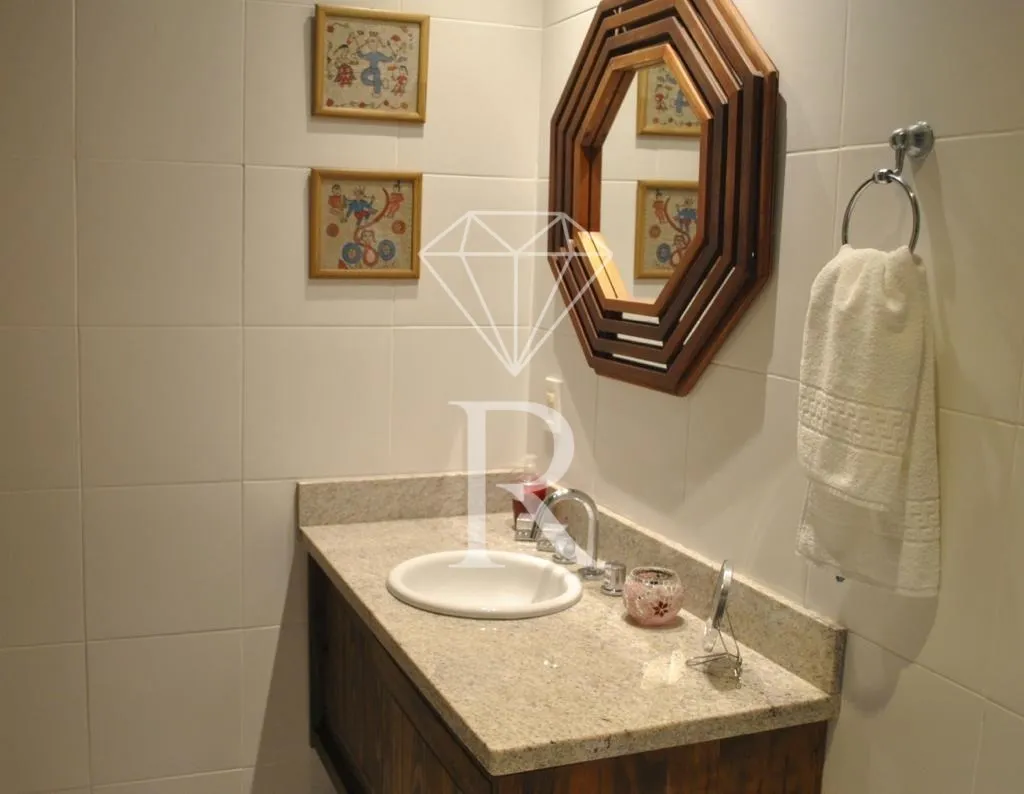 House with 7 en-suite bedrooms and 4 parking spaces — photo 20