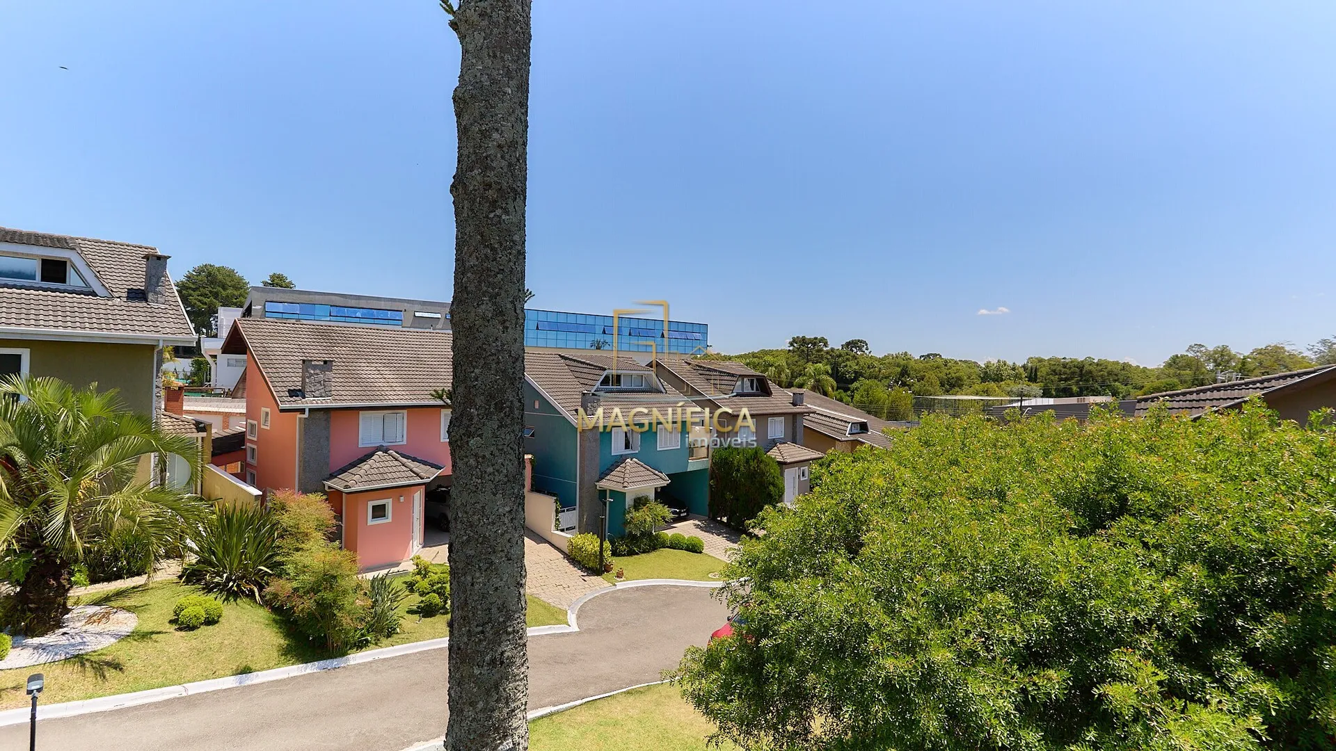 House with 4 bedrooms and 3 en-suite suites, 4 parking spaces — photo 31