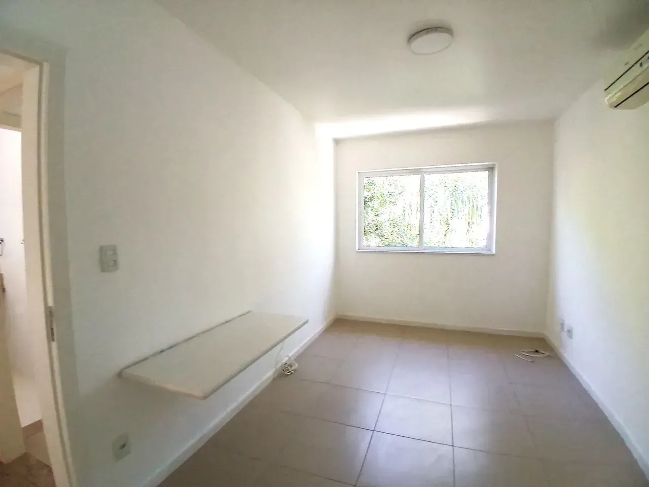 Unfurnished 300 m² house with 4 bedrooms and 5 baths — photo 6