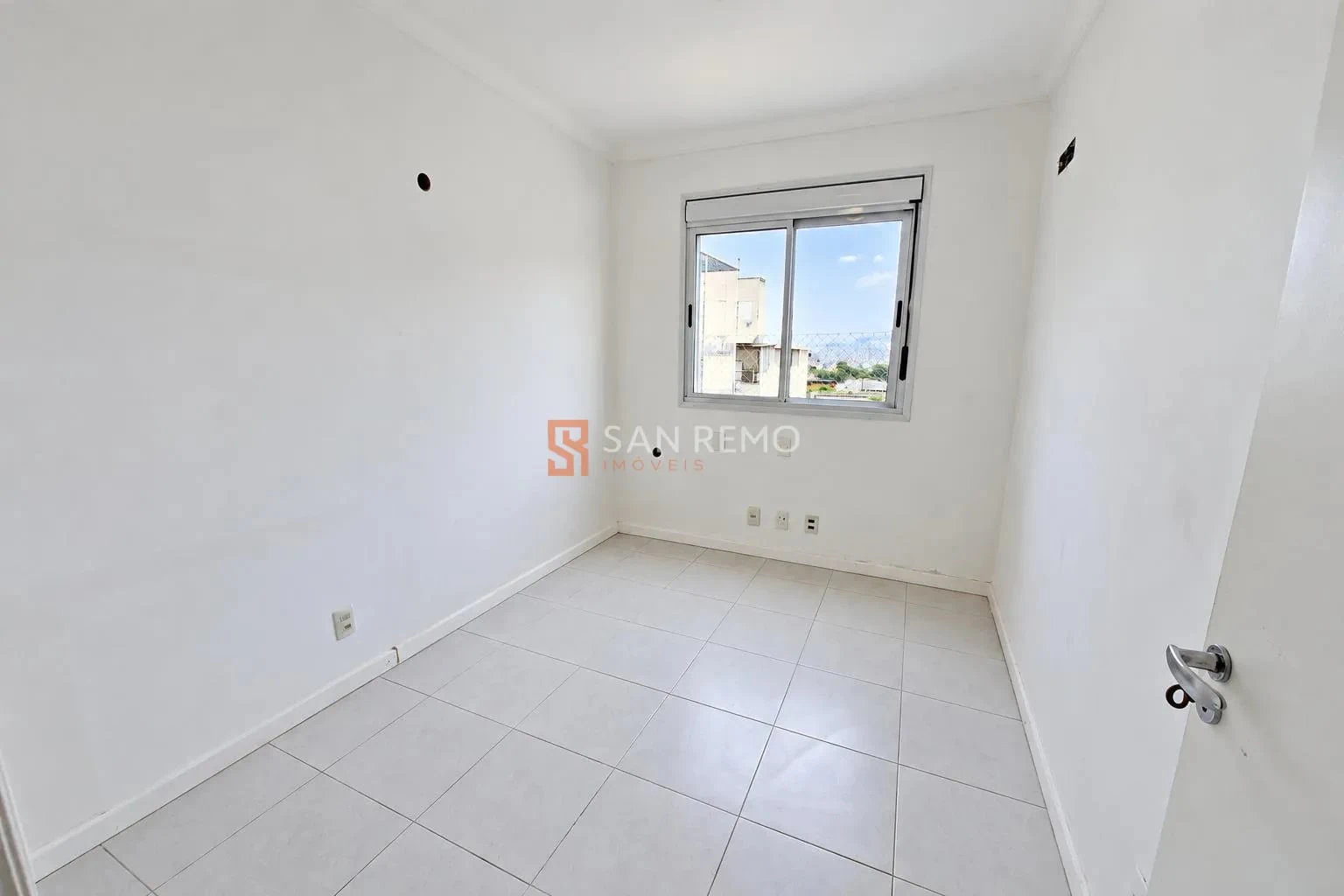 Balcony with a grill in a 3-bedroom apartment, 87 m² — photo 10