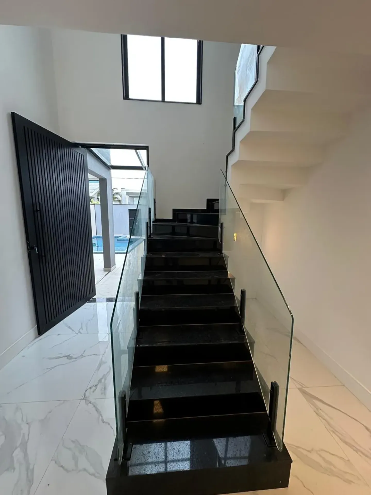 Private pool in a 5-bedroom house, 410 m² — photo 15