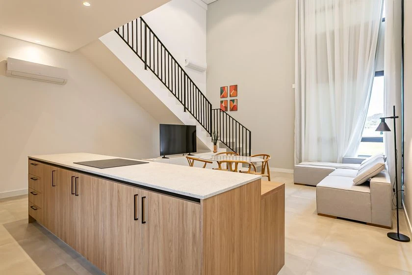 Furnished 1-bedroom apartment with open-plan kitchen — photo 10