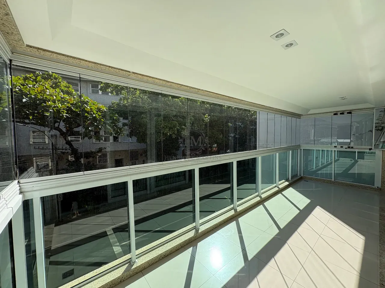 4-bedroom apartment with enclosed glass balcony — photo 6
