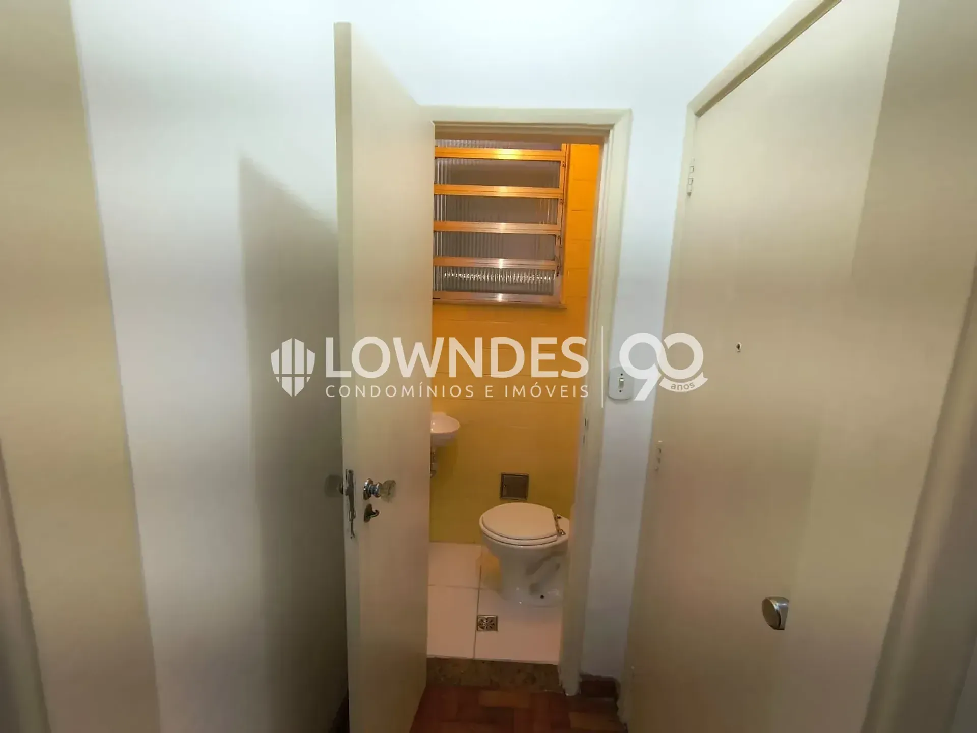 3-bedroom apartment with wood or laminate floors — photo 25