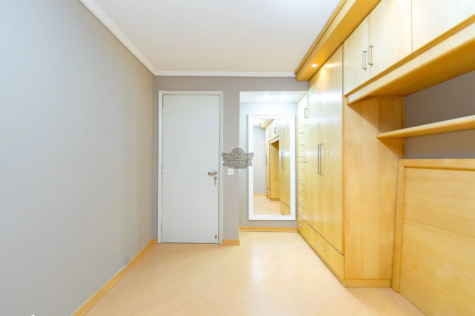 Wood or laminate floors in a 3-bedroom apartment, 86 m² — photo 16