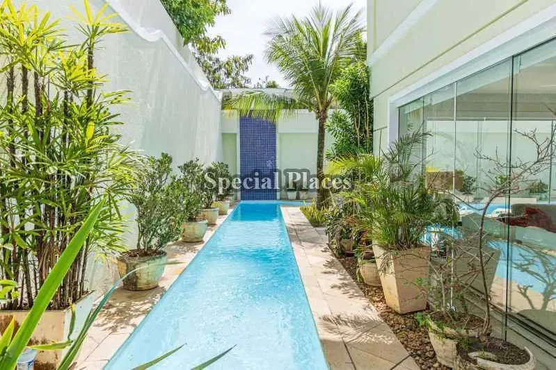 Furnished home with 5 bedrooms and 5 parking spaces — photo 16