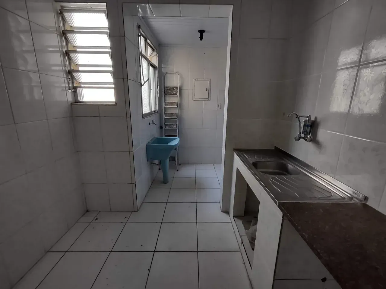 Apartamento sem mobília com armários planejados na cozinha