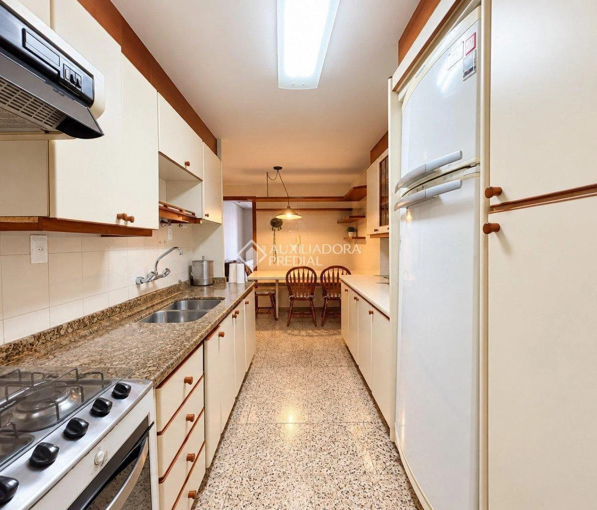 3-bedroom apartment with a glass-enclosed balcony — photo 15
